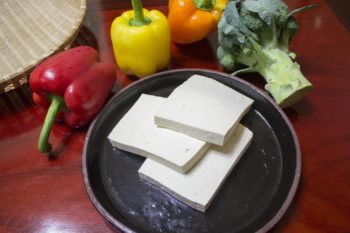 Zwei Wege zum Tofu: Bittersalz und Gips im Vergleich