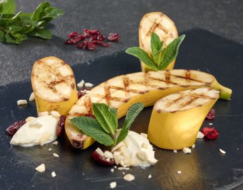 Süßer Abschluss vom Grill: Bananen mit Ahorn-Sirup, noch warm serviert. Foto: djd/proFagus