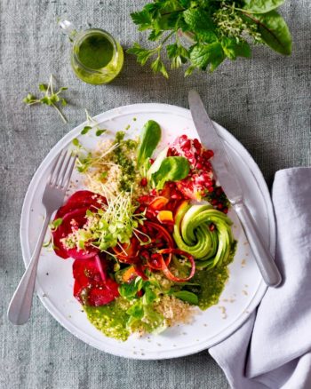Rezeptidee von Emcur: Superfood-Salat mit Matcha-Dressing
